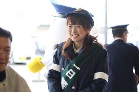 来店客に啓発グッズを配布する今井さん