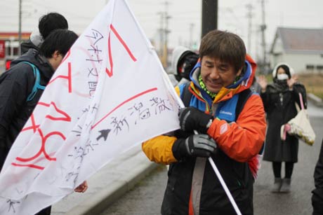  午後1時半ころ三条市一ツ屋敷地内の国道8号を歩く今村支配人