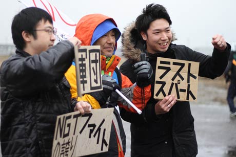 ファンと交流、記念写真に写る今村支配人