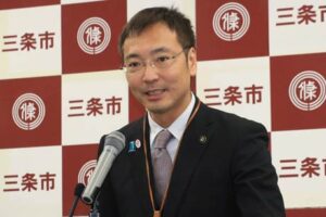 記者会見を行う国定三条市長