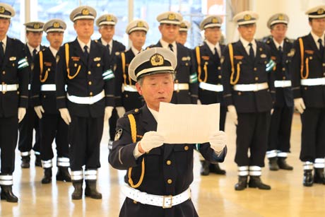  燕市交通指導隊の出陣式で決意表明を行う早川隊長
