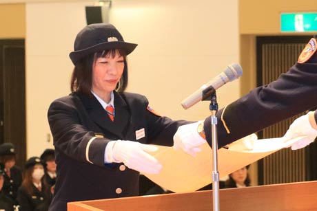燕市消防団の女性団員で初めて日本消防協会長表彰を受けた部長の氏田さん