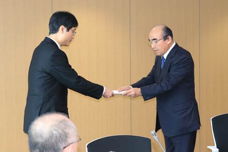 鈴木市長(左)に答申書を手渡す燕市特別職報酬等審議会会長の田野燕商工会議所会頭