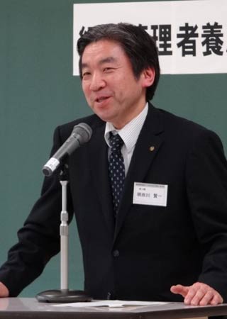  中小企業大学校三条校「経営管理者養成コース」 の受講者OB会「会縁会」の次期代表幹事に決まった第14期受講生の合資会社越前屋ホテル代表社員、明田川賢一さん
