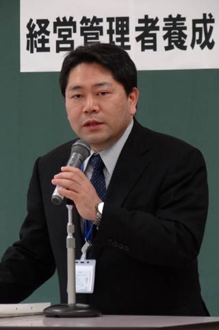 あいさつする西校長