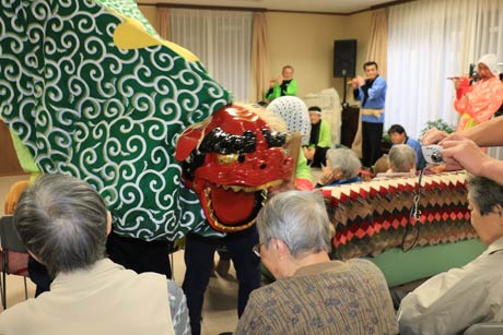 グループホーム仲町で新春神楽舞を披露する柳山神楽組合