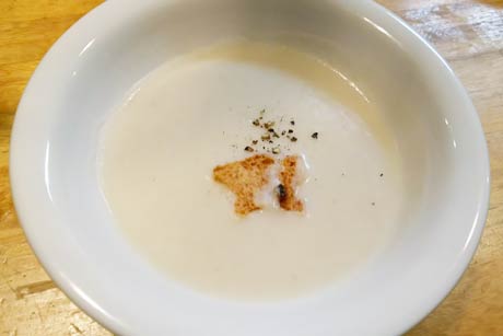 「レストラン K-STYLE」が16日に各ランチセットのスープとして提供する「燕の野菜を愛する会」が考案した「里芋のポタージュ」