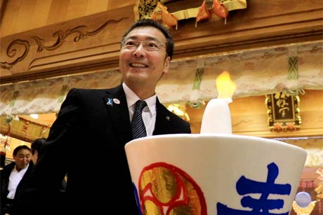 ろうそくに点火する国定市長
