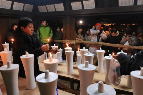  金山神社拝殿に並んだろうそくに点火