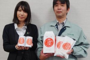 難関突破米に魚栄商店販売の缶入りの「こめかん」と300gの袋入りの新パッケージが登場