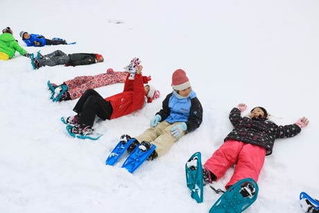 へばって雪の上に寝転ぶ子どもたち