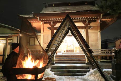 境内ではかがり火をたいておたきあげも