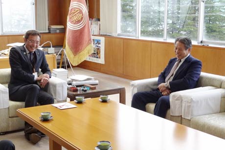  国定市長と歓談する松井社長