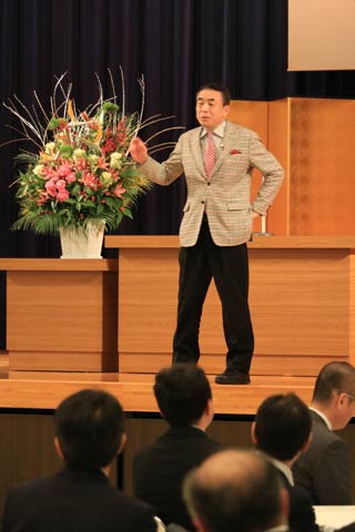 新春講演会で講演する産業カウンセラーの大西金吾氏