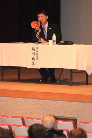 停電したため拡声器を使って話す泉田知事