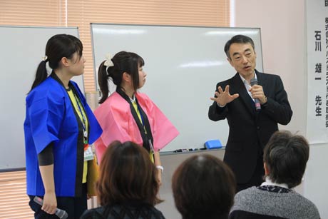  講師の石川雄一氏と保健師