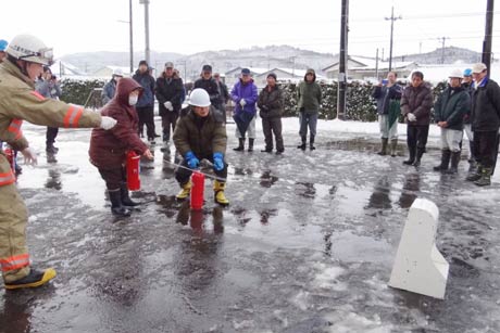 水消火器を使った初期消火訓練