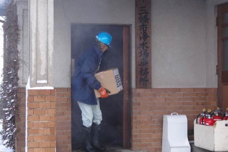 建物から荷物を運び出す訓練