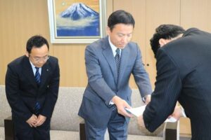 左から燕市水道料金の在り方検討委員会倉元誠副委員長、小池委員長、鈴木市長