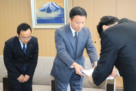 左から燕市水道料金の在り方検討委員会倉元誠副委員長、小池委員長、鈴木市長