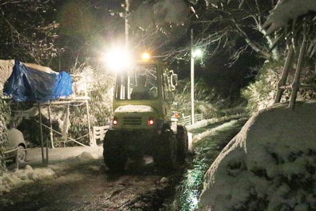 20日朝、燕市内を走る除雪車