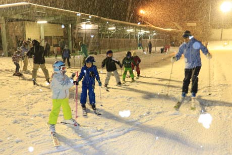 激しく雪の降るなかでの教室