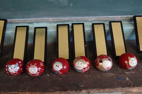 子どもたちが蒔絵を施した作品