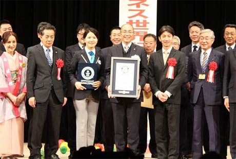 南陽市文化会館が「最大の木造コンサートホール」のギネス世界記録に認められた認定証授与式※南陽市文化会館のFacebookページより