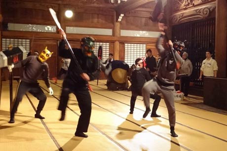 毎晩のように本成寺で鬼踊りをけいこする本成寺鬼踊り奉賛会