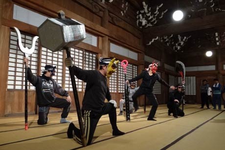  毎晩のように本成寺で鬼踊りをけいこする本成寺鬼踊り奉賛会