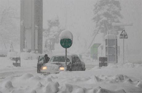 燕三条駅の三条口に積もった雪