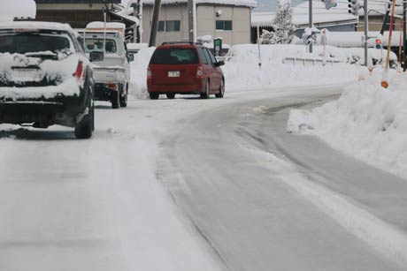 三条市上保内の国道403号の圧雪