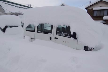 週末前から市役所駐車場に止めてある公用車に積もった雪