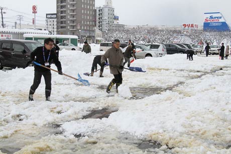 燕三条地場産業振興センターは朝から雪かきに追われる