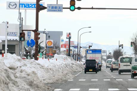 午後3時前、きれいに除雪されてスムーズに車が流れる三条市下須頃地内の国道8号
