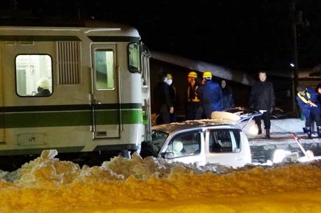  軽自動車のボンネットが列車の下にもぐり込むようにぶつかった