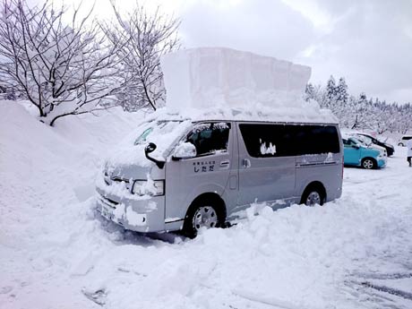 かもしか病院に止めてあった車を雪のなかから掘り起こすとモヒカンに