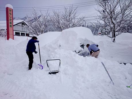 言われないとそこに車があるとわからいほど積もった雪