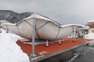 「さやや」で「あきゃきゃ」、雪で大型テントが倒壊