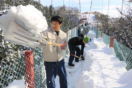 千眼堂吊り橋で雪下ろし
