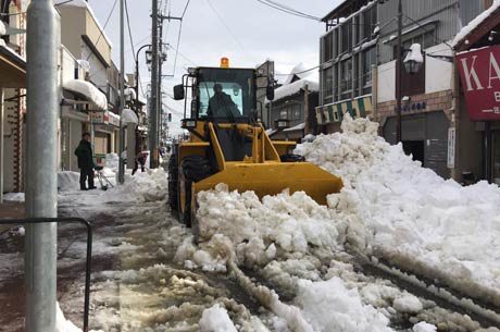 26日、燕地区の商店街通りを通行止めにして行われた除雪作業