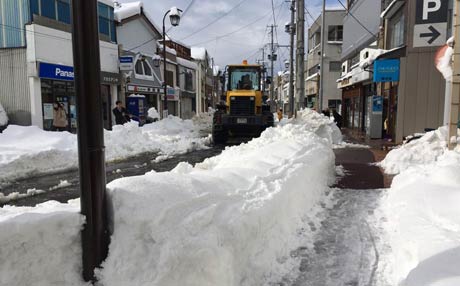  除雪車でみるみるきれいに