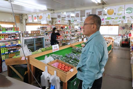 村内を巡視して「弥彦さやや」を訪れた小林村長