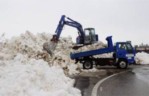 燕地区の佐渡橋たもとの東町河川敷に開設した雪捨て場