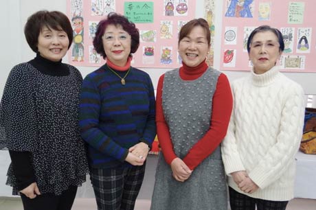 「蔕の会」の講師の土田さん(右から2人目)と生徒