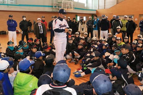 目を輝かせて館山投手の指導を受ける子どもたち