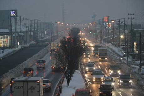 28日夕方、国道8号の直江一交差点の歩道橋から