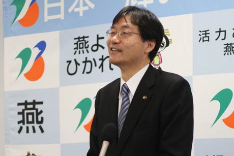 定例記者会見を行う鈴木市長