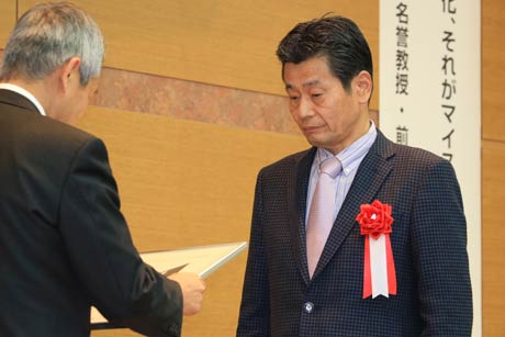  金型研磨で県央マイスターに認定された今井さん