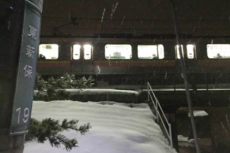 東新保地内に列車は停車したままに